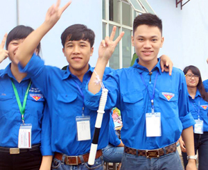 Nguyễn Danh Sơn (bên trái) trong đợt tiếp sức mùa thi 2015